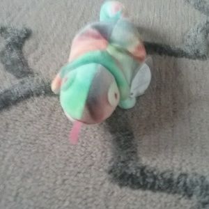 I am selling a stuffed animal lizard